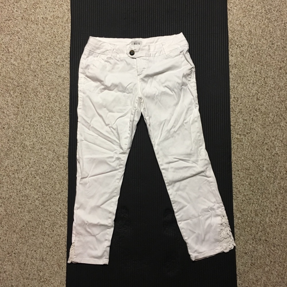 White capris with pretty cuff design from Buckle!